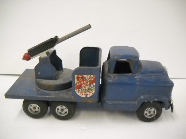 BUDDY L TRUCK: BUDDY L TIN TOY ANTI-AIRCRAFT UNIT. RUST; PAINT LOSS; SCRATCHES; USED CONDITION. 15 INCHES X 9 INCHES.