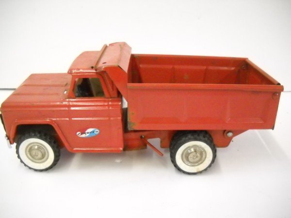 STRUCTO DUMP TRUCK TOY: 1966 STRUCTO TIN TOY DUMP TRUCK. PAINT LOSS; LACKING WINDOW; SCRATCHES; USED CONDITION; RUST. 14 INCHES X 6 INCHES.
