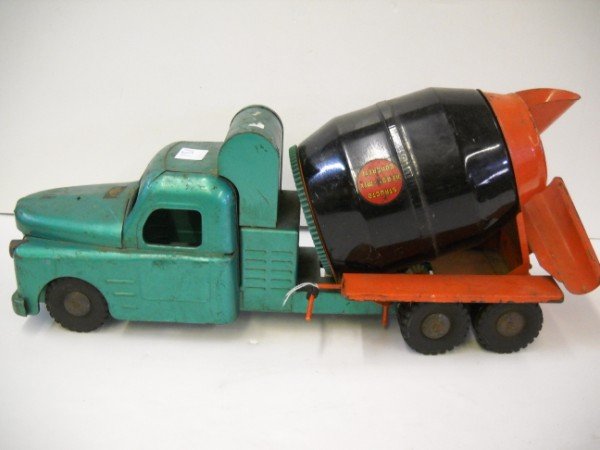STRUCTO DUMP TRUCK TOY: STRUCTO TIN TOY DUMP TRUCK. PAINT LOSS; SCRATCHES; USED CONDITION; RUST. 10 INCHES X 21 INCHES.