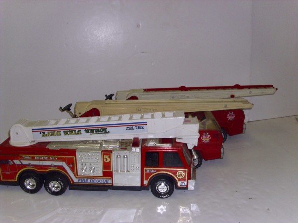 FIRE TRUCKS: 3 TONKA FIRE TRUCKS 2 METAL 1 PLASTIC. LACKING PIECES; RUST; USED CONDITION. LARGEST MEASURES 23 INCHES X 9 INCHES.