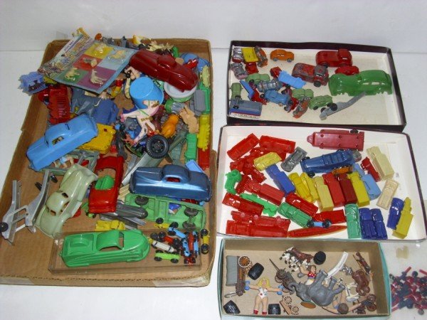 TOYS: COLLECTION OF PLASTIC TOY CARS; TOY FIGURES.