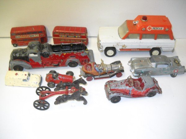 TIN/DIE CAST CARS: TIN/DIE CAST CARS, BUSES. INCLUDING TONKA; SCHUCO; TOOTSIE TOY; HUBLEY; CORGI; METAL MASTERS. PAINT LOSS; LACKING PARTS.