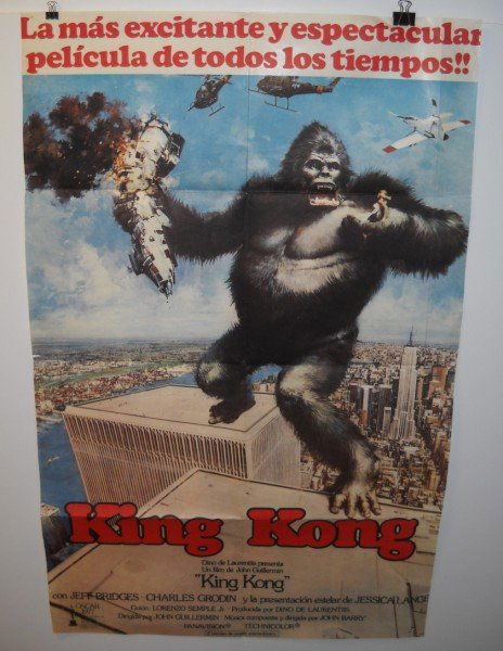 MOVIE POSTER: 1977 KING KONG SPANISH MOVIE POSTER, WITH JEFF BRIDGES; CHARLES GRODIN, JESSICA LANG. USED CONDITION; CUT DOWN; FOLDED CREASES; EDGE TEARS; PIN HOLES; STAINS; WRITTEN ON BACK. 42 INCHES HIGH X 26 1/2