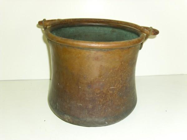 COPPER BUCKET: COPPER HANDLE BUCKET. USED CONDITION; DENTS; SCRATCHES. 9 INCHES X 9 INCHES