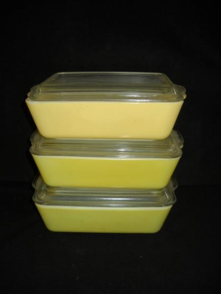 PYREX: 3 PYREX COVERD REFRIGERATOR JARS. LARGEST MEASURES 10 INCHES X 7 INCHES.