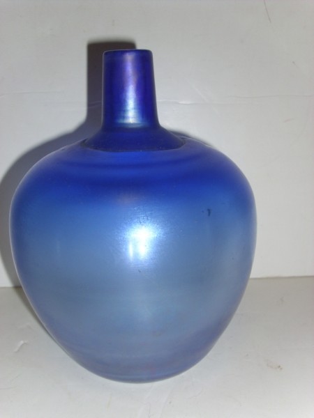 ART GLASS VASE: HAND BLOWN ART GLASS VASE SIGNED KOSTA B. VALLIEN 47441. 8 1/2 INCHES X 3 INCHES
