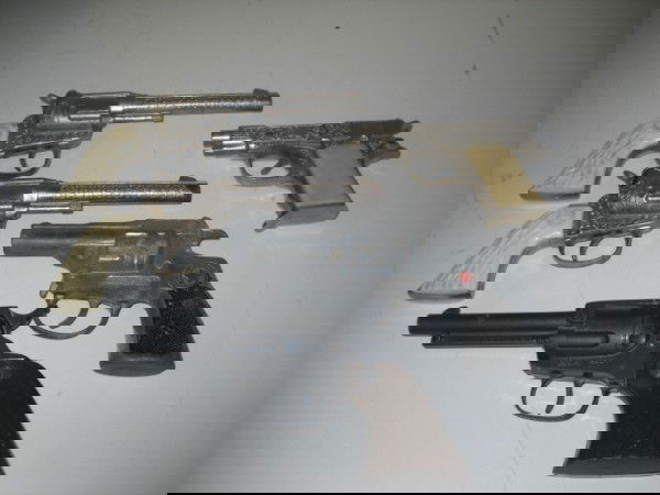 TOY GUNS: COLLECTION OF TOY GUNS INCLUDING HUBLEY; DAISY; TROOPER. USED CONDITION. 8 INCHES X 3 1/2 INCHES