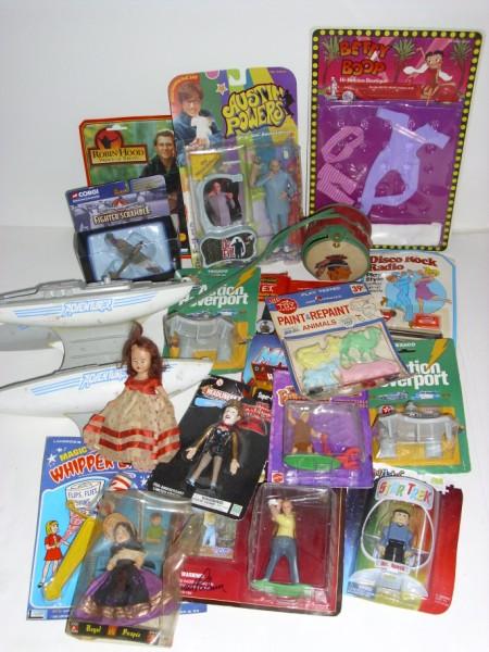 TOYS: COLLECTION OF ASSORTED TOYS INCLUDING BETTY BOOP OUTFIT; ROBIN HOOD FIGURE; AUSTIN POWERS FIGURE.
