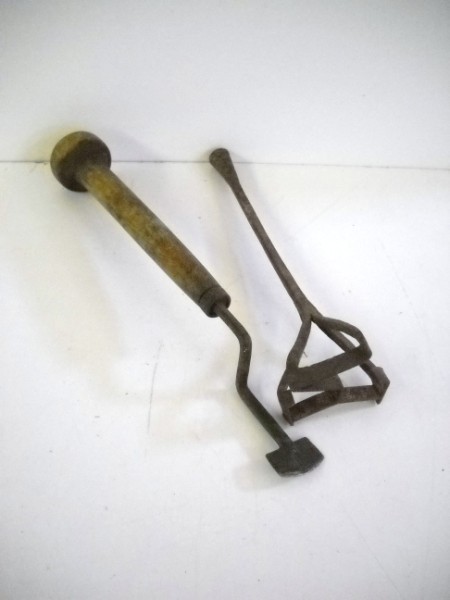 HOOF SCRAPER/ BRANDING IRON: HORSE HOOF SCRAPER & BRANDING IRON. USED CONDITION. 21 INCHES X 3 INCHES