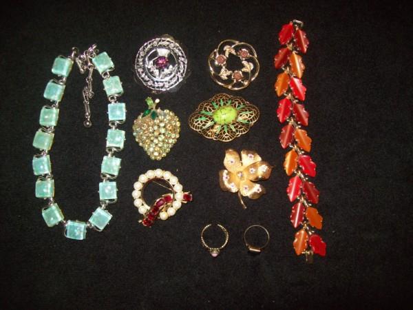 COSTUME JEWELRY: LISNER WHITE/RED PIN; CORO GREEN NECKLACE; LISNER RED/ORANGE LEAF BRACELET; FLORAL PIN MARKED SARAH; MADE IN W. GERMANY GREEN PIN; SILVER TONED PIN MARKED MIZPAN; RING MARKED COVENTRY; GOLD TONED FLOW