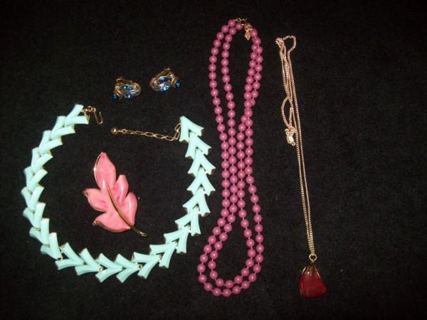COSTUME JEWELRY: COSTUME JEWELRY INCLUDING PAIR OF CLIP ON EARRINGS MARKED HOLLYCRAFT CORP. 1959; SARAH COV. PINK LEAF PIN; SARAH COV. PURPLE NECKLACE; TRIFARI BLUE "V" NECKLACE; BROWN STON CHARM WITH NECKLACE MARKED