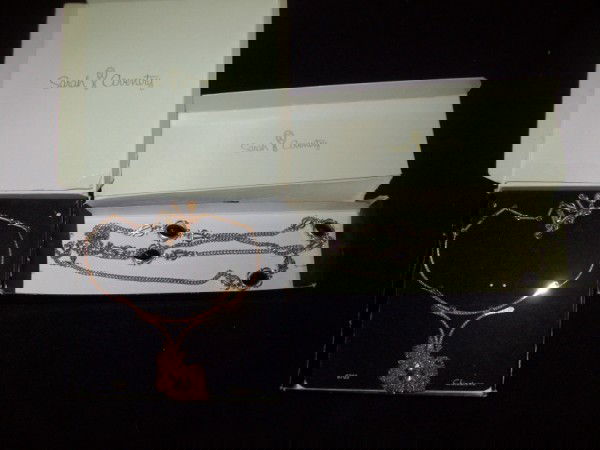 COSTUME JEWELRY: 2 SARAH COVENTRY NECKLACES WITH BOXES. BOX TORN.