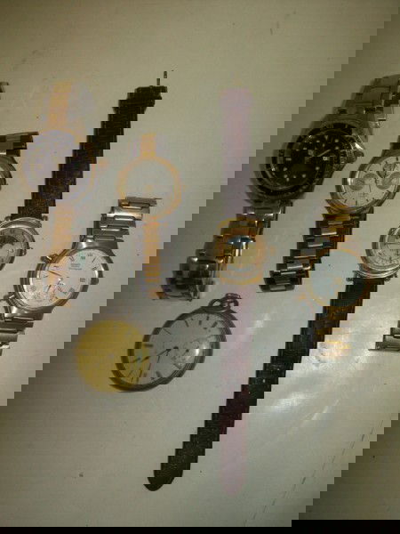 WATCHES: 5 WATCHES INCLUDING ELGIN POSCKET WATCH; WITTNAUER; CITIZN; SEIKO. USED CONDITION.