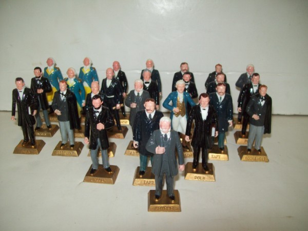 PRESIDENT FIGURES: COLLECTION OF 25 PRESIDENT PLASTIC FIGURES. SOME DOUBLES.