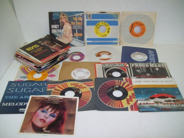 45'S: COLLECTION OF APPROX 35 45'S RECORDS INCLUDING ELVIS PRESLEY; CREEDENCE CLEARWATER REVIVAL; BEE GEES. SOME SCRATCHES.
