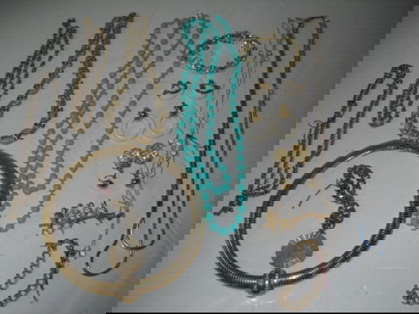 COSTUME JEWELRY: ASSORTED COSTUME JEWELRY INCLUDING NECKLACE; EARRINGS; PIN; NAMES INCLUDE CORO; SARAH COV; TRIFARI; MONET. WEAR. ALL SALES ARE FINAL, ITEMS ARE SOLD "AS IS". FOR COMPLETE CONDITION REPORT CONTACT AUCT