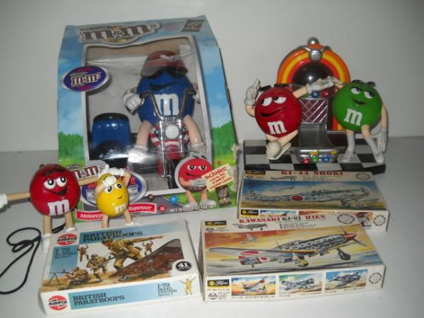 MODEL KITS/ M & M DISPSERS: 2 M & M CANDY DISPENSERS; 1 M & M RADIO; 3 MODEL KITS. ALL SALES ARE FINAL, ITEMS ARE SOLD "AS IS". FOR COMPLETE CONDITION REPORT CONTACT AUCTION HOUSE BY EMAIL PRIOR TO BIDDING 2 DAYS BEFORE AUCTION 