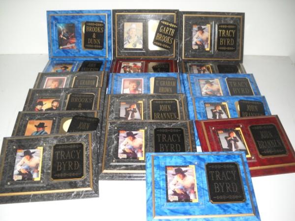 MUSICIAN PLAQUES: MUSICIAN PLAQUES WITH CARDS INCLUDING TRACY BYRD; GARTH BROOKS; JOHN BRANNEN; T. GRAHAM BROWN. SOME NAME PLAQUES NEED RE-ATTACHING. 7 INCHES X 9 INCHES. ALL SALES ARE FINAL, ITEMS ARE SOLD "AS IS". FO