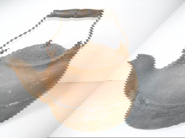 CAST IRON KETTLE: CAST IRON KETTLE MARKED ILLEG. CHIP ON RIM. RUST. 12 INCHES X 12 INCHES INCLUDING HANDLE. ALL SALES ARE FINAL, ITEMS ARE SOLD "AS IS". FOR COMPLETE CONDITION REPORT CONTACT AUCTION HOUSE BY EMAIL PRIO