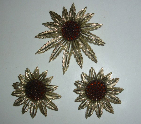 COSTUME JEWELRY: COSTUME JEWELRY PIN & EARRINGS. PIN MARKED SARA COVENTRY. 2 1/2 INCHES. PLEASE CONTACT AUCTION HALL REGARDING COMPLETE CONDITION REPORT PRIOR TO BIDDING. All property is sold "AS IS", "WHERE IS", and 