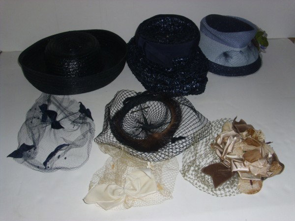 LADIES HATS: 7 VINTAGE LADIES HATS INCLUDING 3 STRAW HATS & 4 VEIL HATS. VEIL ON 1 HAT NEEDS FIXING. BLUE STRAW HAT HAS BAMBERGER'S NEW JERSEY LABEL; NEEDS RE-SHAPING; & WIRE IS SHOWING. BLACK STRAW HAS HAS BAMBER