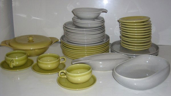 DISHES: 49 VARIOUS PIECES OF RUSSEL WRIGHT DHISHES; CUPS; BOWLS. CHIPS TO SEVERAL.