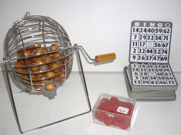 GAME: BINGO GAME SET INCLUDING CHIPS, CARDS, CAGE & BALLS. 11 INCHES X 10 INCHES.
