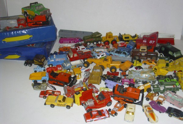 TOY TRUCKS/CARS: COLLECTION OF VARIOUS DIE CAST TOY CARS, TRUCKS INCLUDING LESNEY; ERTL; CORGI JR; TONKA; PLAYART; HOT WHEELS; & 2 CASES. USED CONDITION.