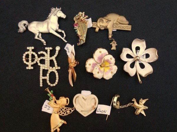 10 PIECES COSTUME JEWELRY: 10 PIECES COSTUME JEWELRY PINS/BROOCHES MARKED "PASTELLI", GIUSTI", 3-"J.J.", "BAUER", "CORO", "USA", "LENOX", "AVON" .