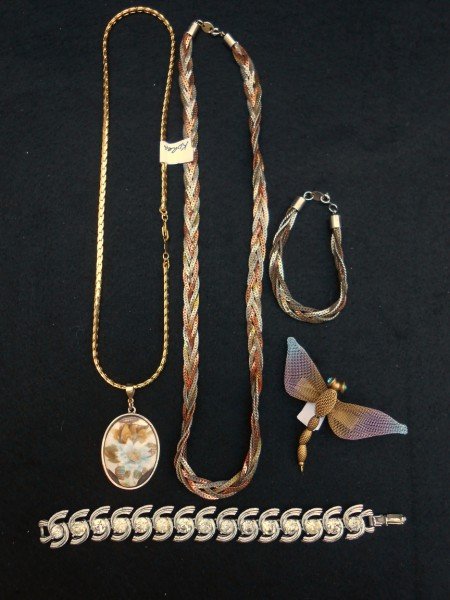 5 PIECES COSTUME JEWELRY: 5 PIECES COSTUME JEWELRY: 1 SET NECKLCAE & BRACELET; 1 PIN/BROOCH MARKED "SARAH COV"; 1 BRACELET MARKED "CORO"; 1 NECKLACE MARKED "KOREA".
