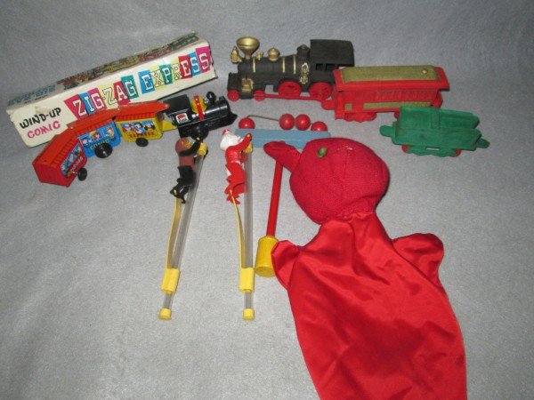 TOYS: 8 TOYS INCLUDING 3 AUBURN RUBBER TRAINS; HAND PUPPET; WIND UP COMIC SIG ZAG EXPRESS TRAIN. USED CONDITION.