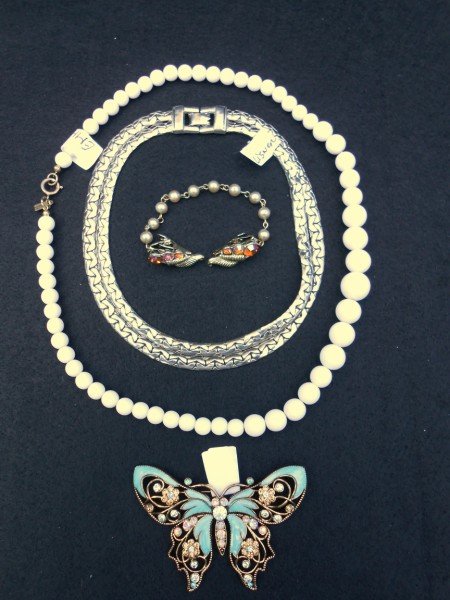4 PIECES COSTUME JEWELRY: 4 PIECES COSTUME JEWELRY: 2 NECKLACES MARKED "LISNER", "EMMONS" ; 1 PIN/BROOCH MARKED "AVON N.R."; 1 SWEATER CLIP.