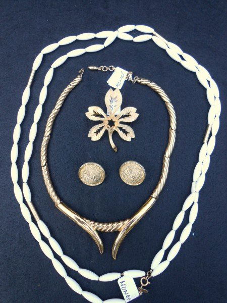 4 PIECES COSTUME JEWELRY: 4 PIECES COSTUME JEWELRY: 2 NECKLACES MARKED "MONET"; 1 PAIR EARRINGS MARKED "LISNER"; 1 PIN/BROOCH MARKED "TRIFARI".