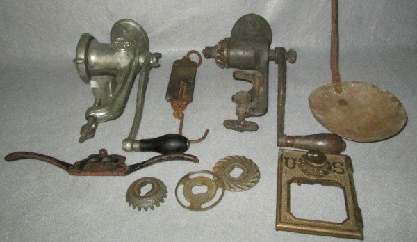 ASSORTED LOT: ASSORTED LOT INCLUDING UNIVERSAL #2 MEAT GRINDER; GRIZWOLD #2 MEAT GRINDER; LARGE HAND FORGED COPPER LADEL; U.S. POST OFFICE MAIL BOX DOOR; NO. 53 STANLEY SPOKE SHAVER TOOL; EXCELSIOR SPRING SCALE. US