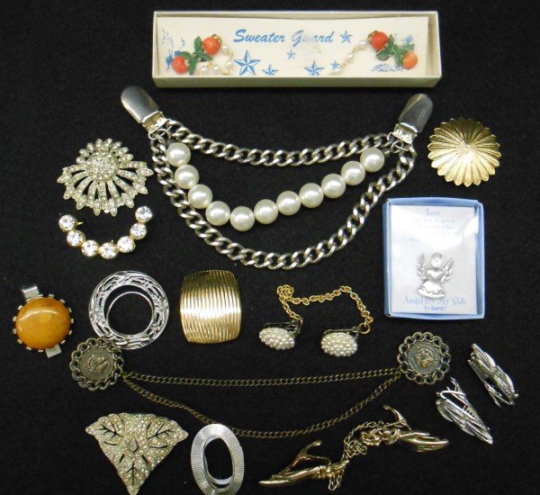 15 PIECES COSTUME JEWELRY: 15 PIECES COSTUME JEWELRY: 5 SWEATER CLIPS; 1 SHOE CLIP; 5 TIE/SCARF CLIPS.