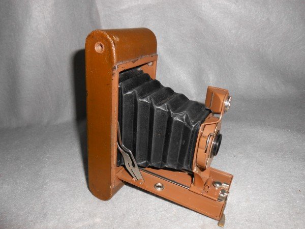 CAMERA: EASTMAN KODAK MODEL B RAINBOW HAWKEYE FOLDING CAMERA. USED CONDITION. 8 INCHES X 3 1/2 INCHES.