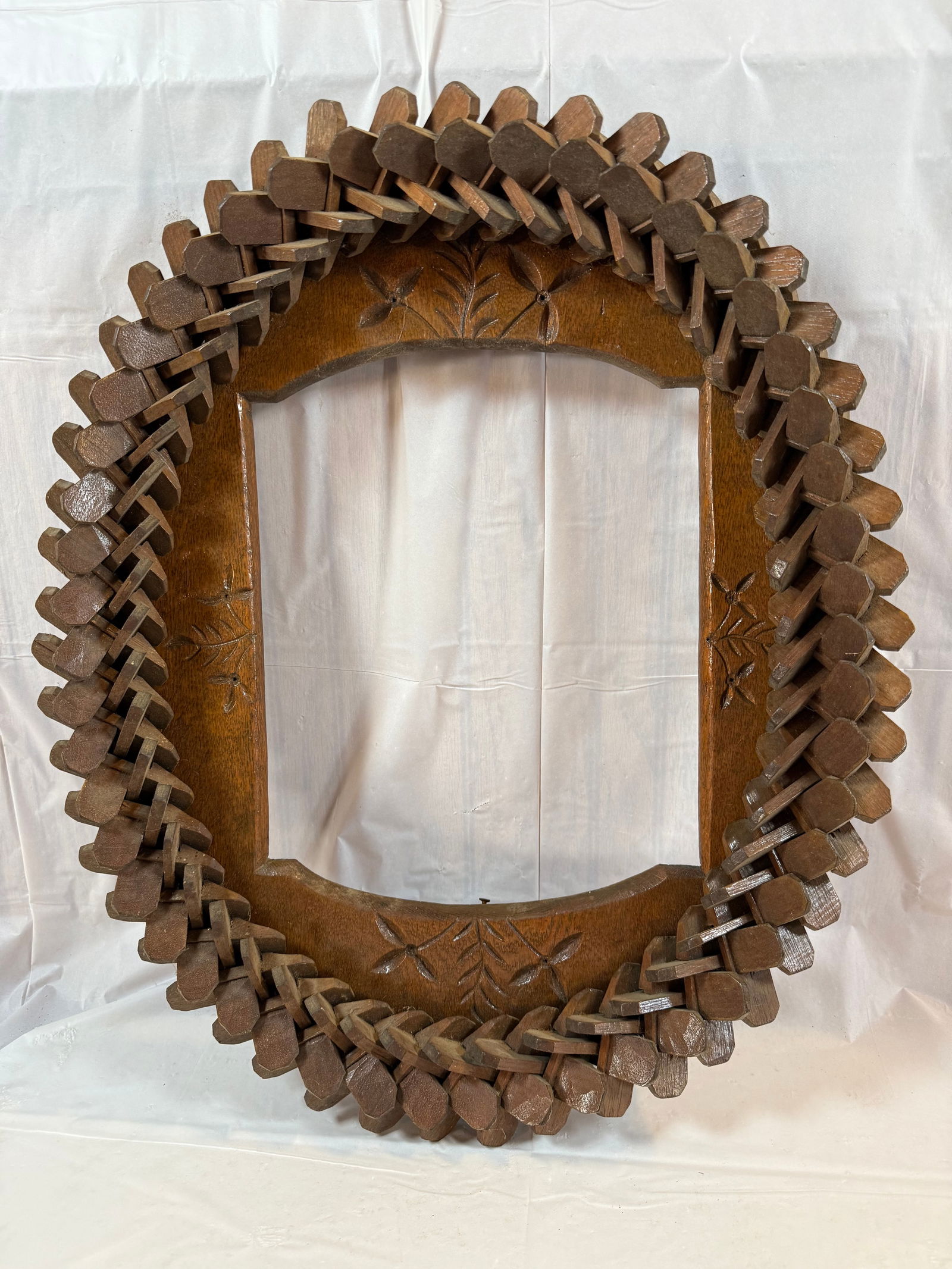 Primitive tramp art picture frame (1 of 3)