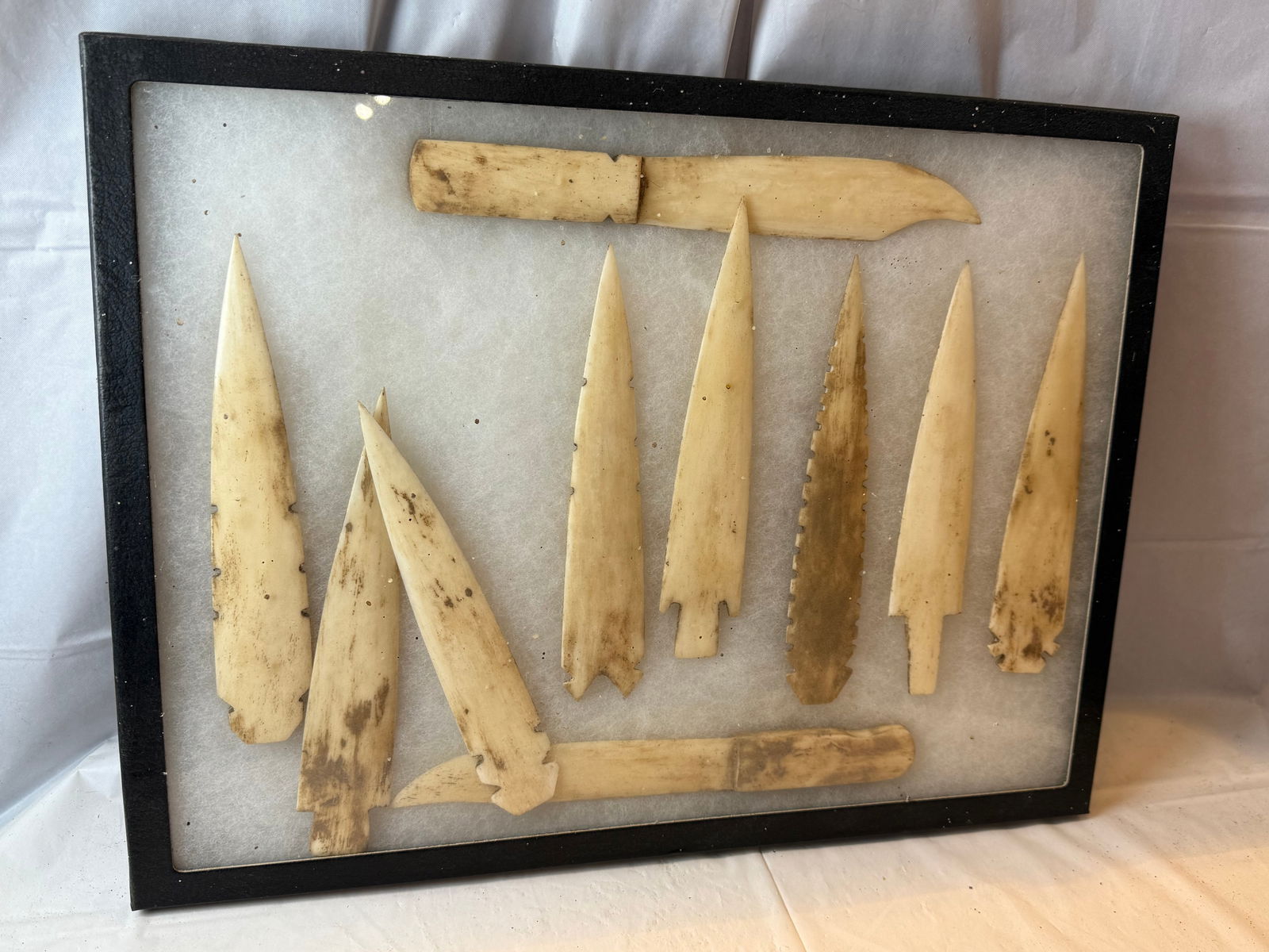 Lot of 10 Native American Artifacts: Lot of 10 Native American Artifacts including arrowheads and hand carved bone knives