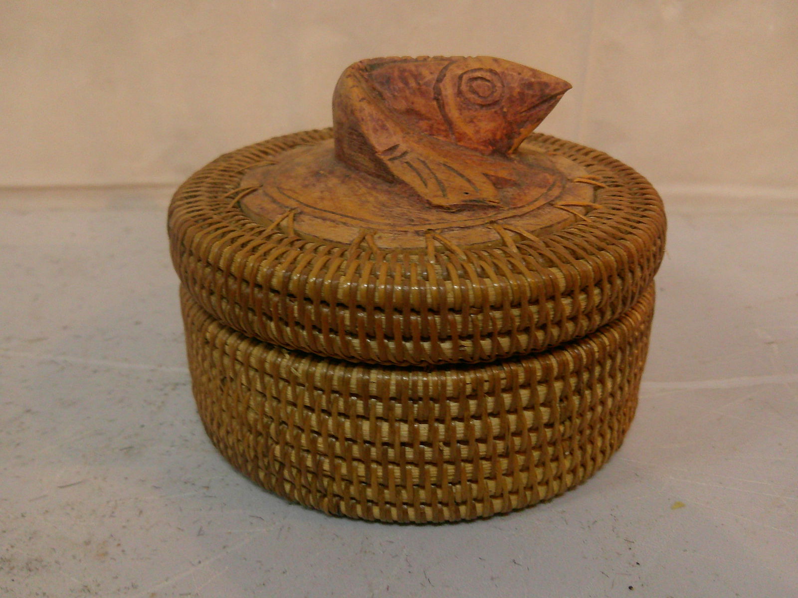 Wicker Trinket Lidded Box with Fish on LId (1 of 5)