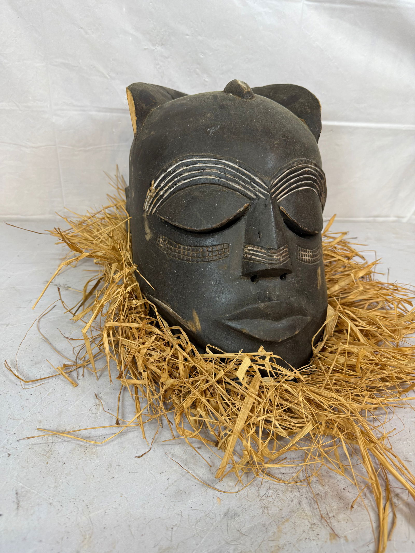 Hand Carved Wooden and Raffia Straw African Mask: Hand Carved Wooden and Raffia Straw African Mask