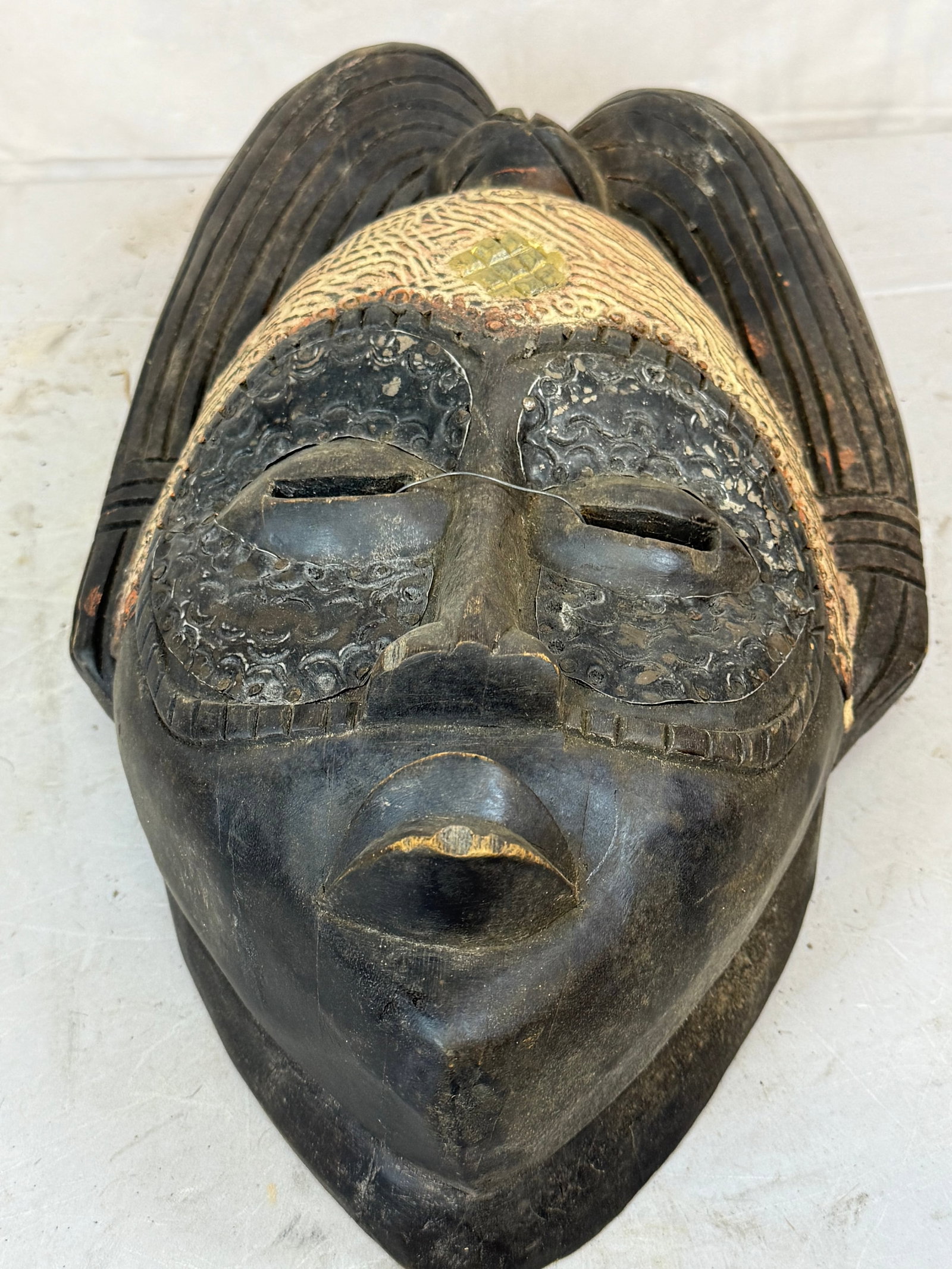 Hand Carved Wooden African Mask: Hand Carved Wooden African Mask
