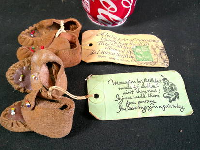 Lot of 2 pairs of doll moccasins w/beadwork: Lot of 2 pairs of doll moccasins w/beadwork