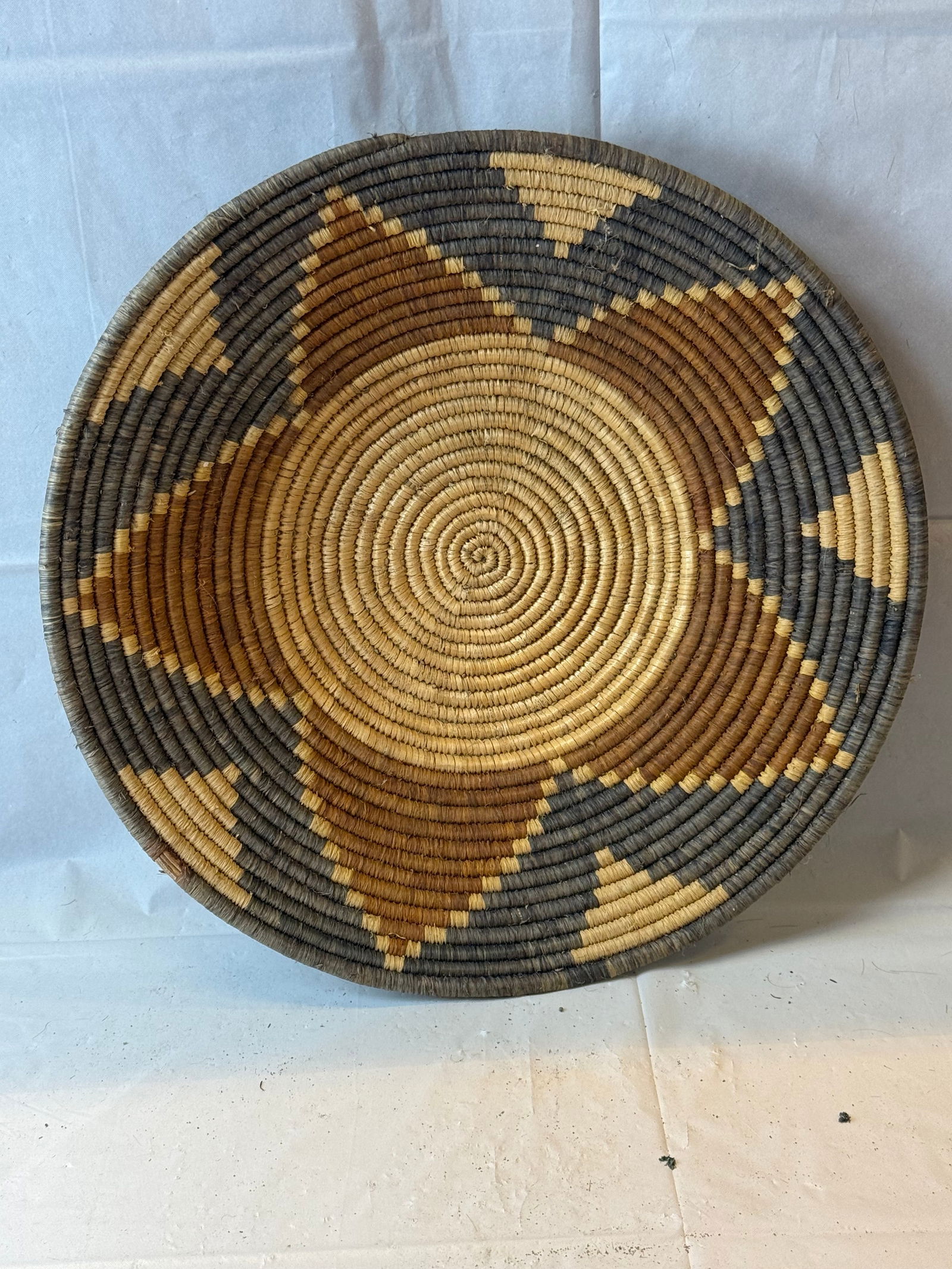 Native American hand woven tray basket (1 of 3)