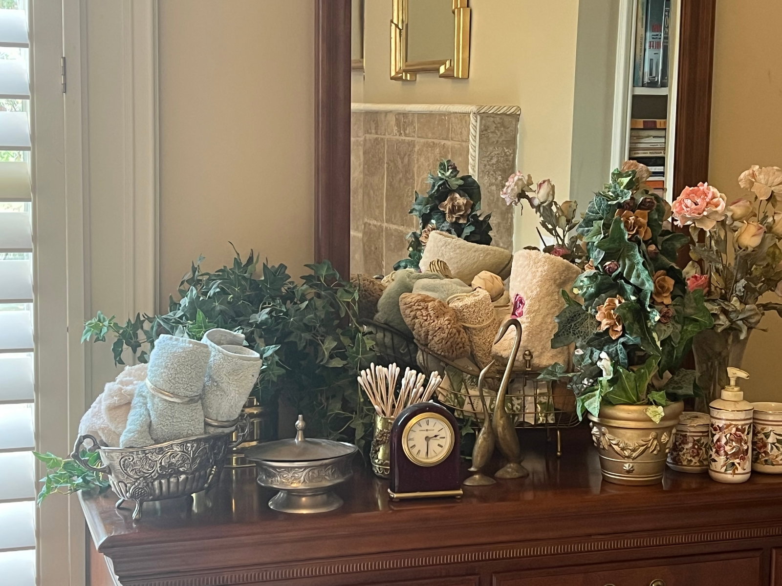 Lot of Bathroom Decor and Vanity Items: Lot of Bathroom Decor and Vanity Items