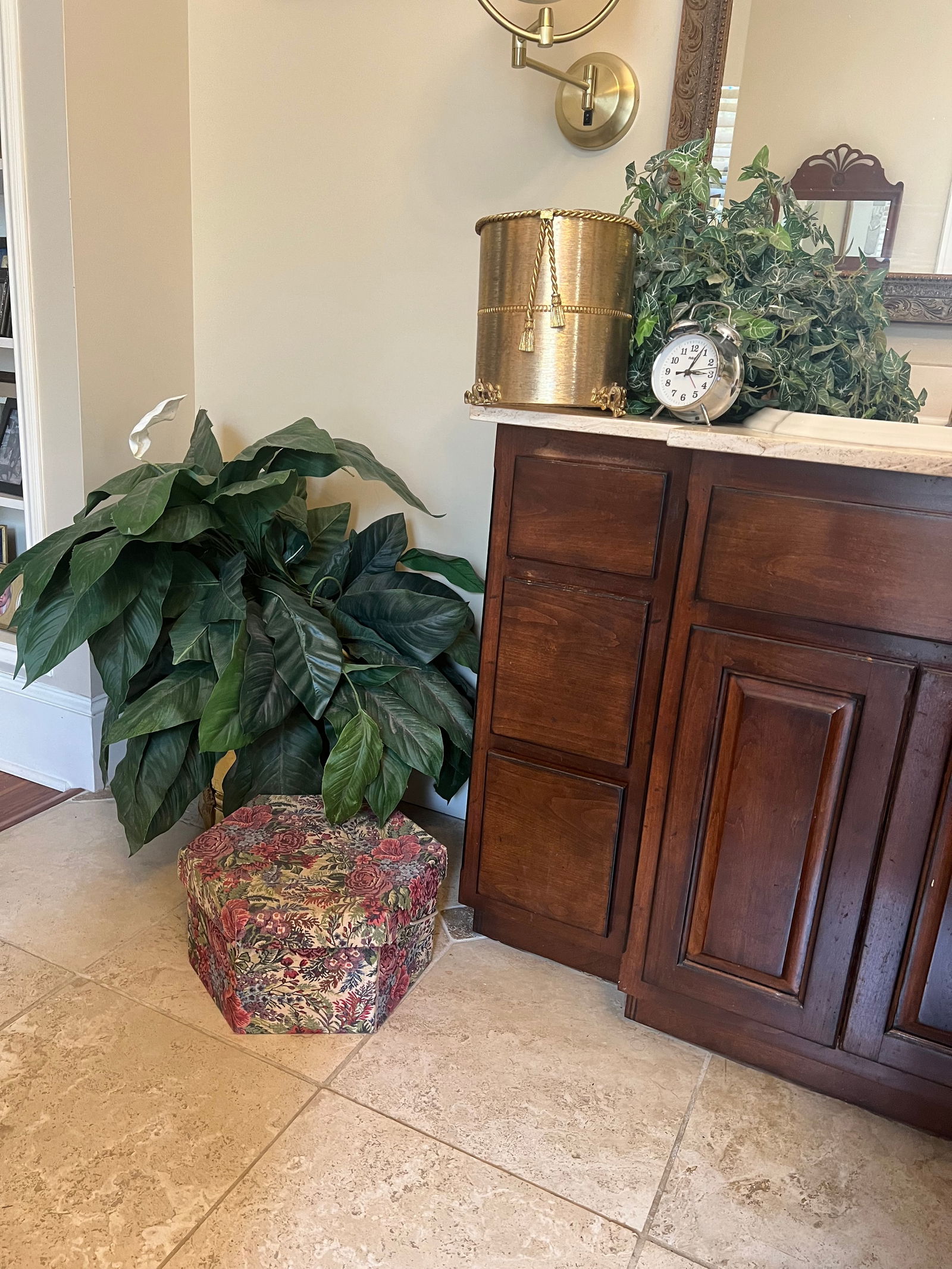 Lot of Vanity Items (1 of 7)