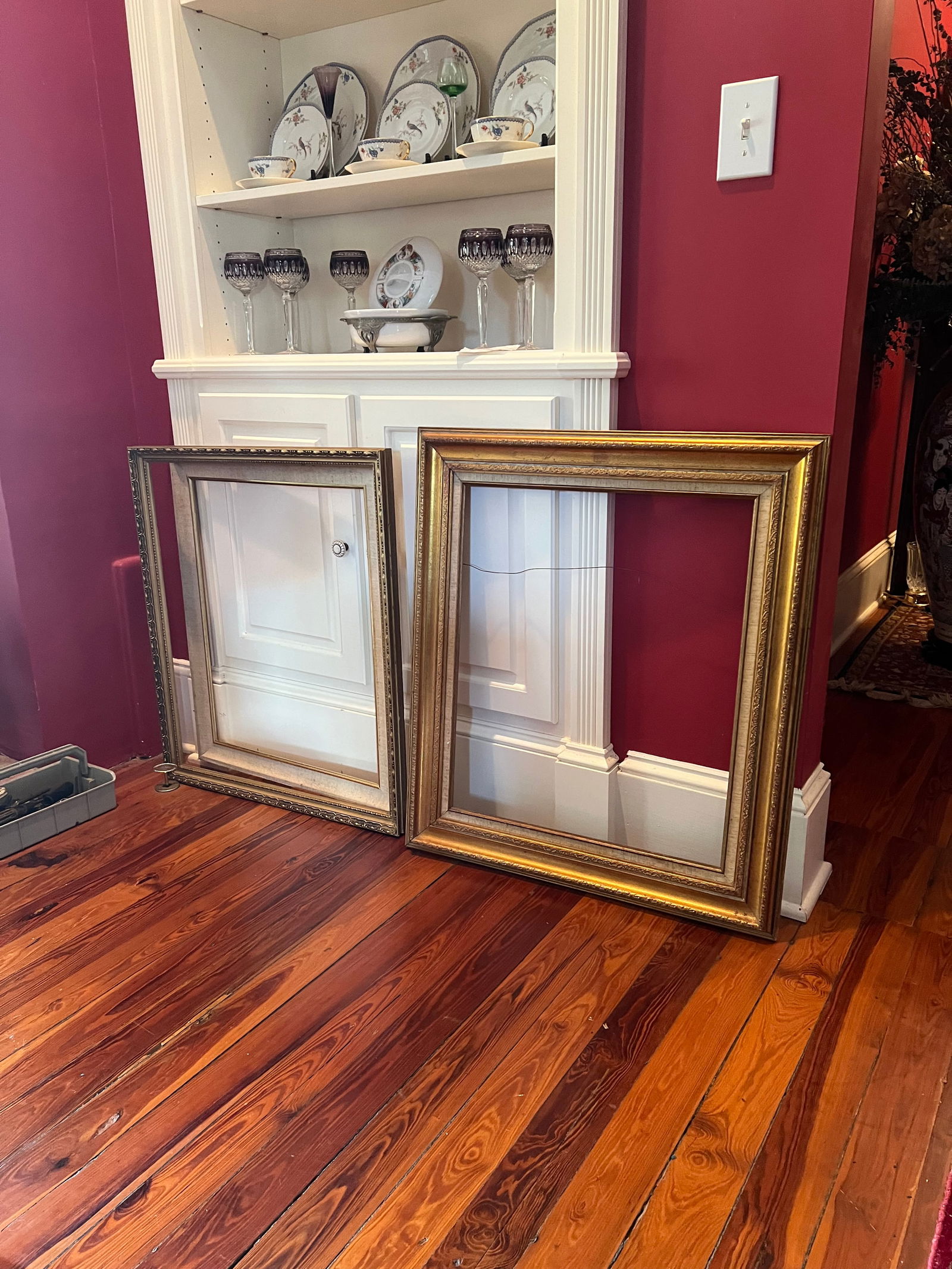 Lot of 2 Gold Picture Frames: Lot of 2 Gold Picture Frames