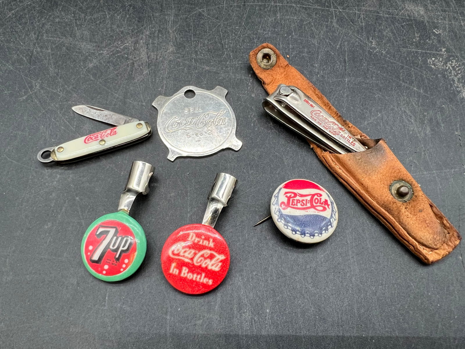 Lot of 6 Advertising Items: Lot of 6 Advertising Items. Coca Cola pocket knife, nail clippers, pencil top, and pocket screwdriver. 7 up pencil top, and Pepsi pin