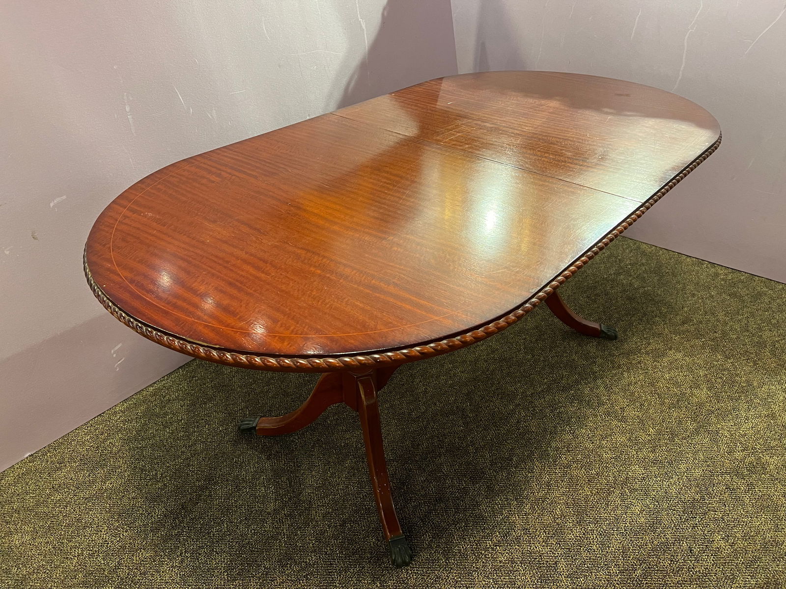 Mahogany Diningroom Table: Mahogany Dining room Table stores 1 leaf
