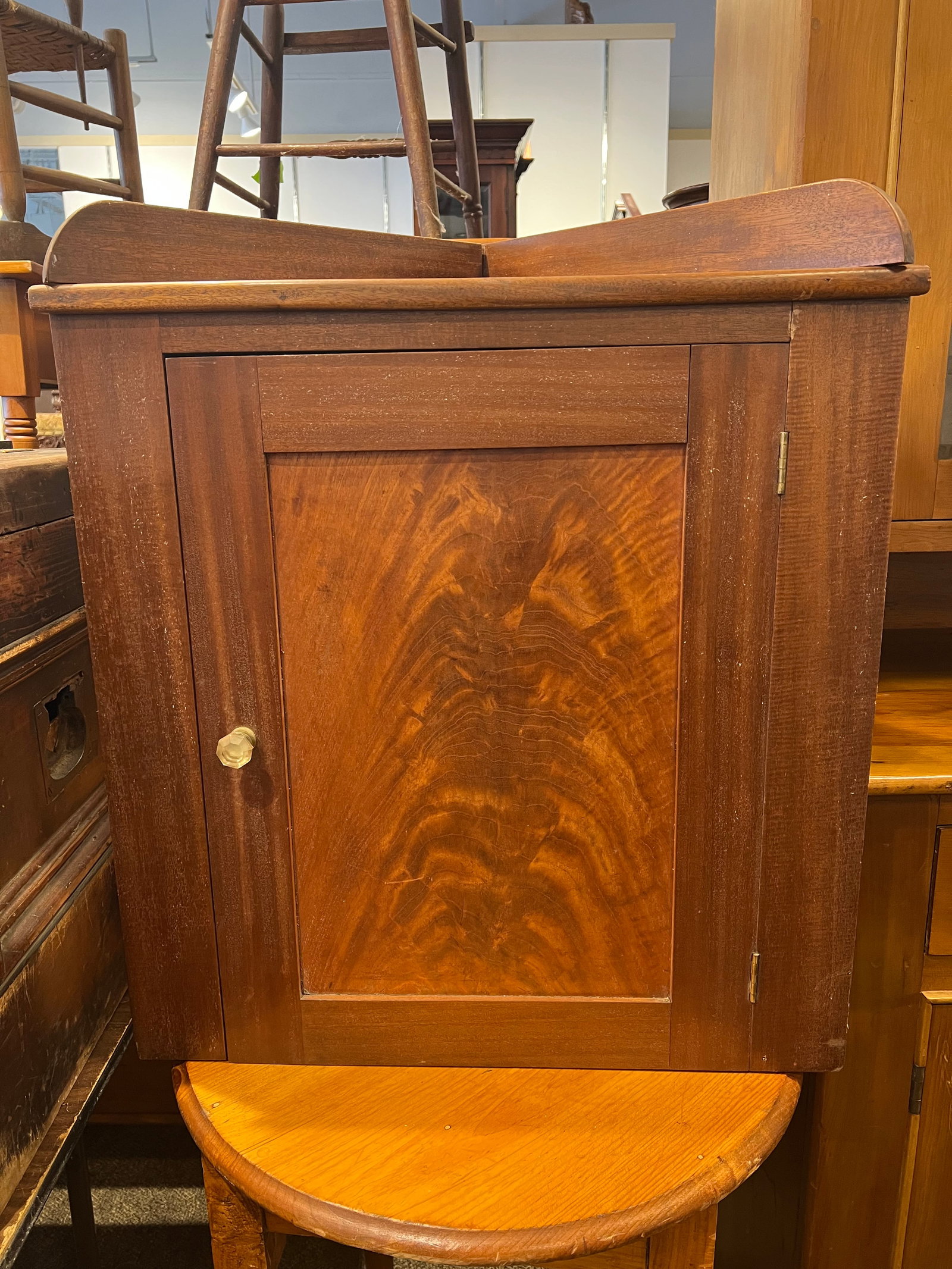Small Mahogany Corner Cupboard: Small mahogany hanging Corner Cupboard