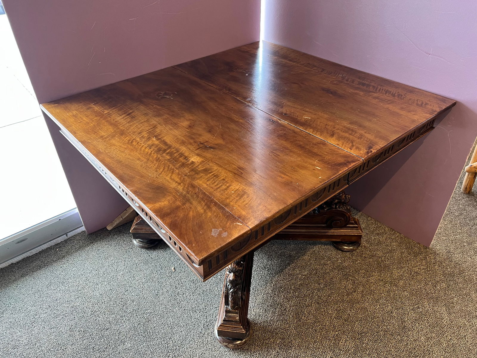 Oak Diningroom Table: Oak Diningroom Table. Has one leaf